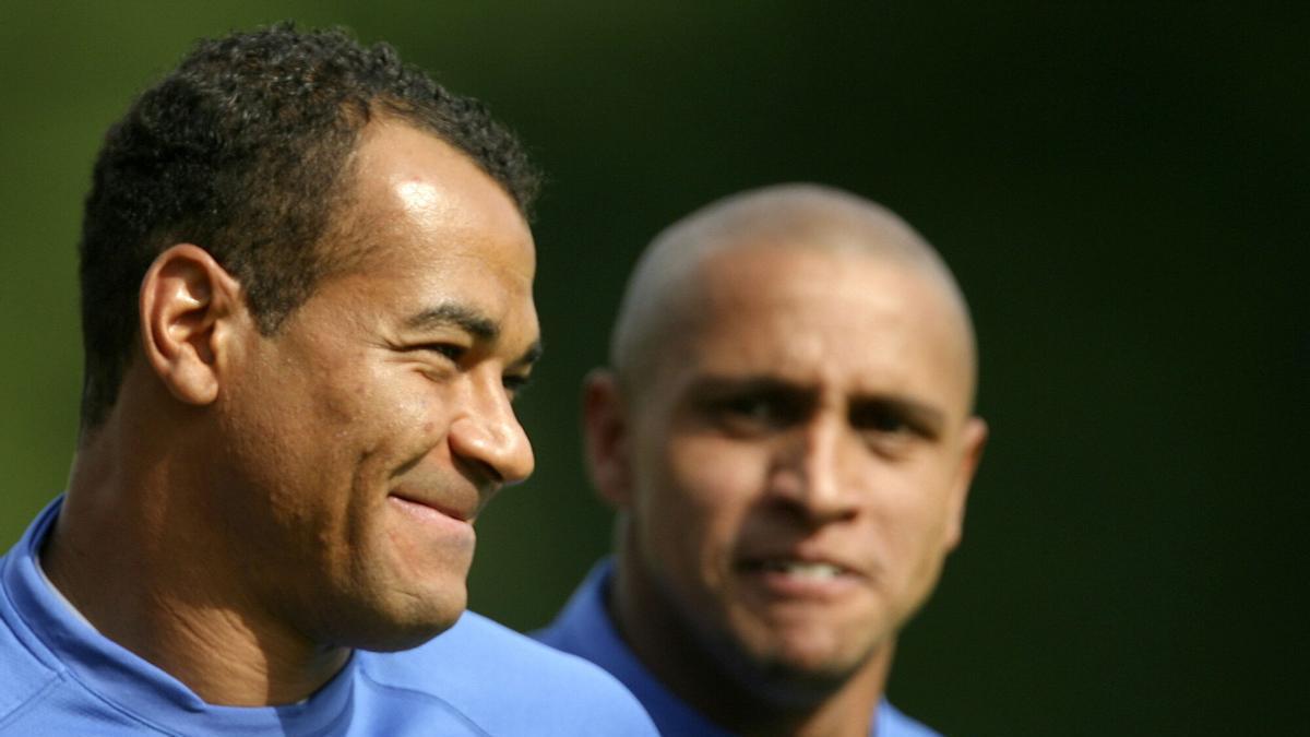 Los exfutbolistas brasileños Cafú y Roberto Carlos.