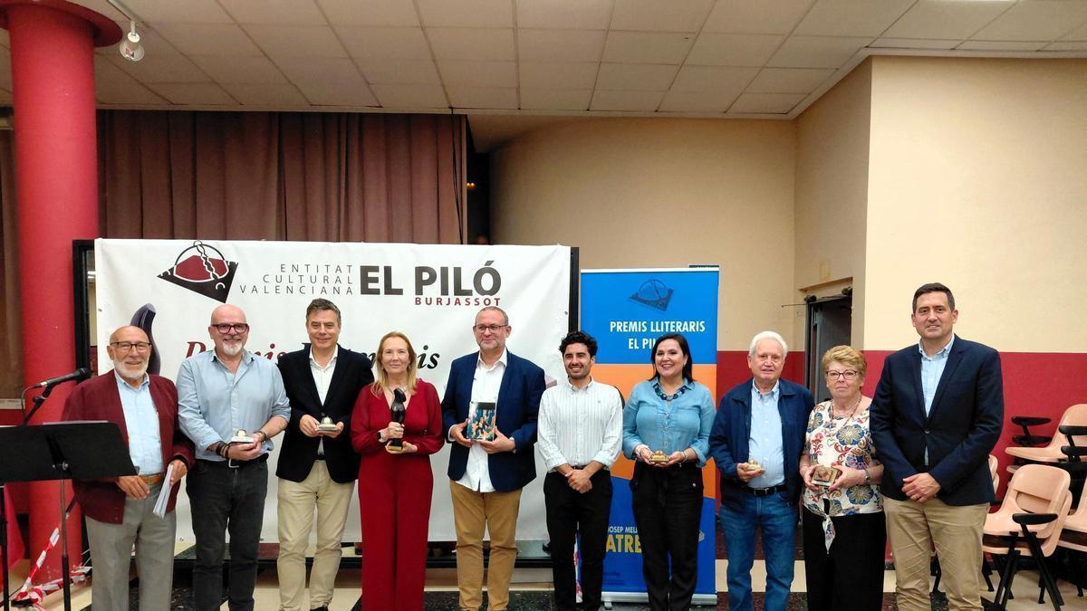 Los premiados, representantes de El Piló y autoridades municipales y autonómicas.