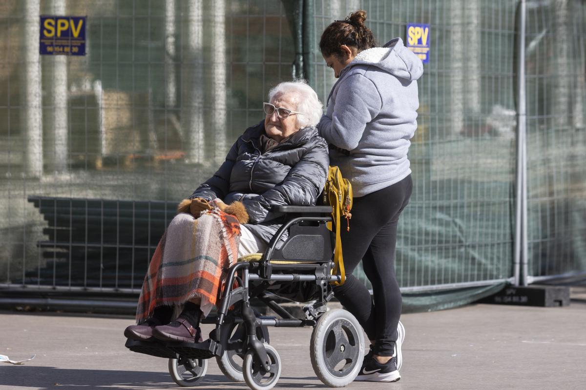 Una mujer dependiente y su cuidadora en Valencia