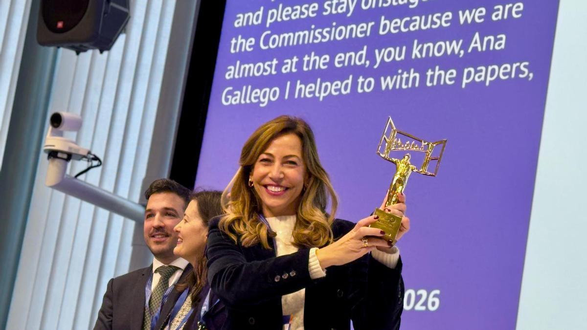 La alcaldesa de Zaragoza, Natalia Chueca, recibe en Bruselas la distinción.