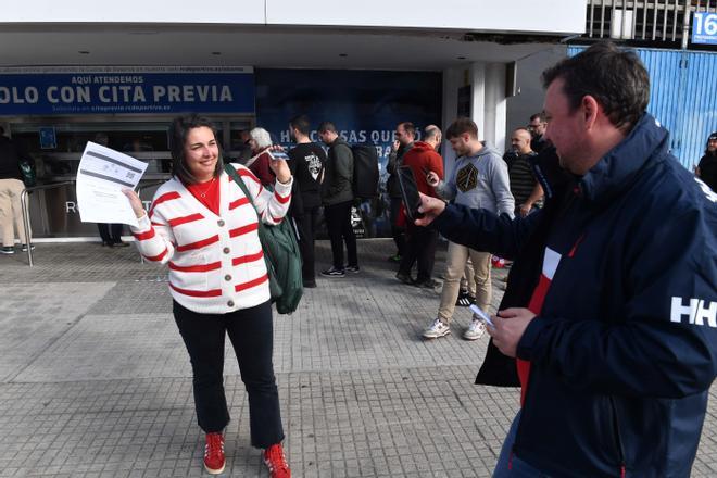 Colas de aficionados en Riazor por las entradas para la visita del Dépor al Unionistas