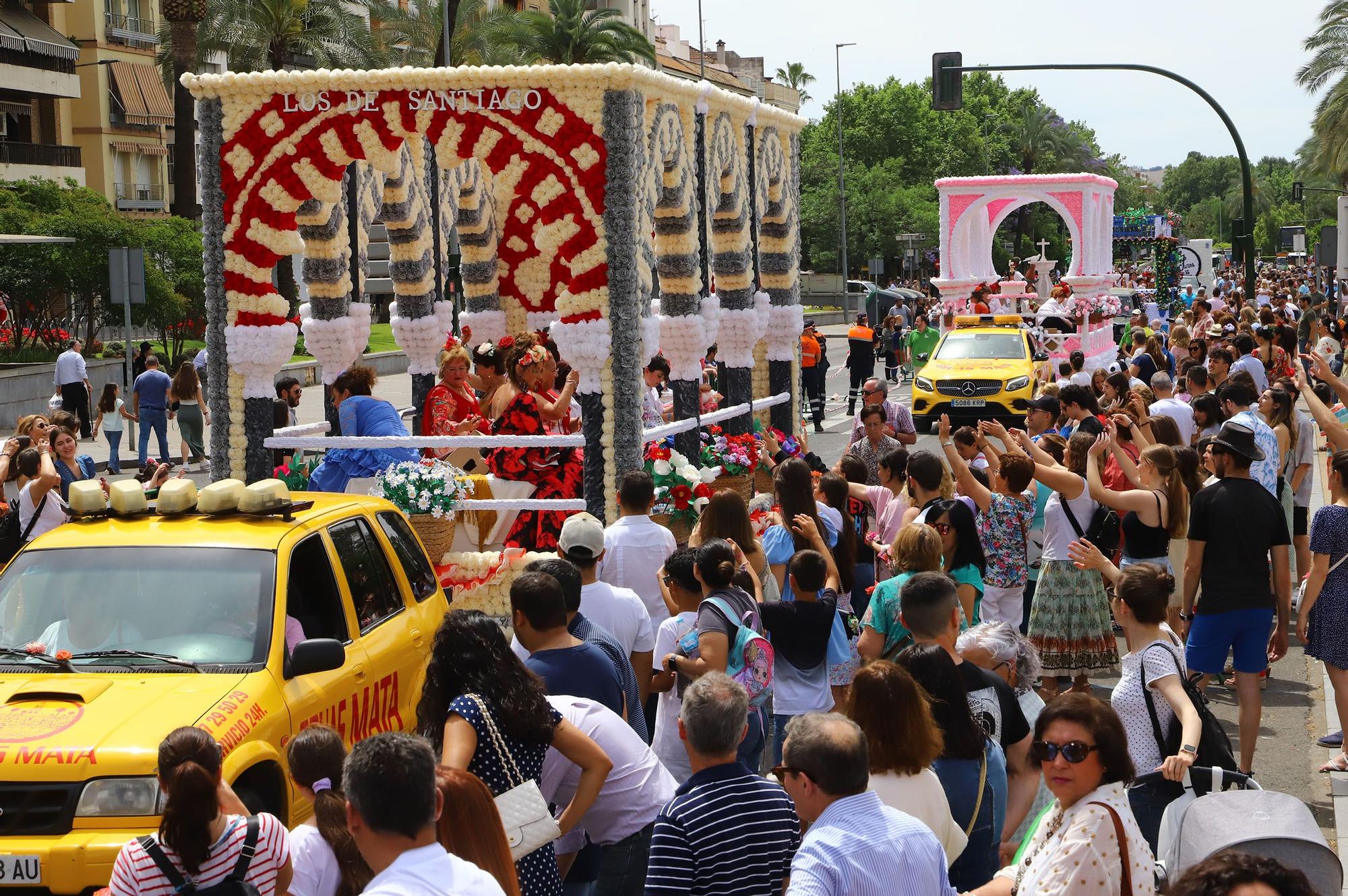 La Batalla de las Flores abre el Mayo festivo en Córdoba con 90.000 claveles