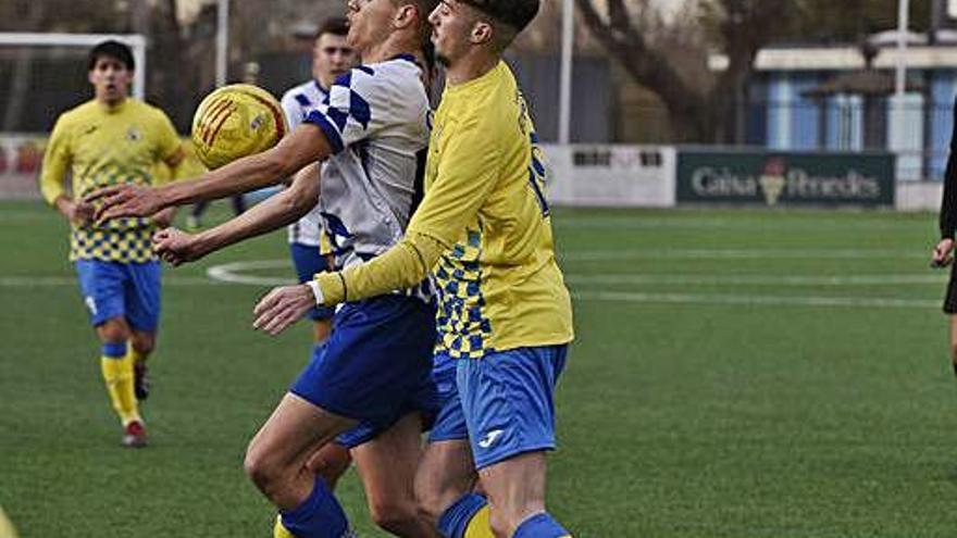 La intensa disputa de cada pilota va ser una constant en el partit