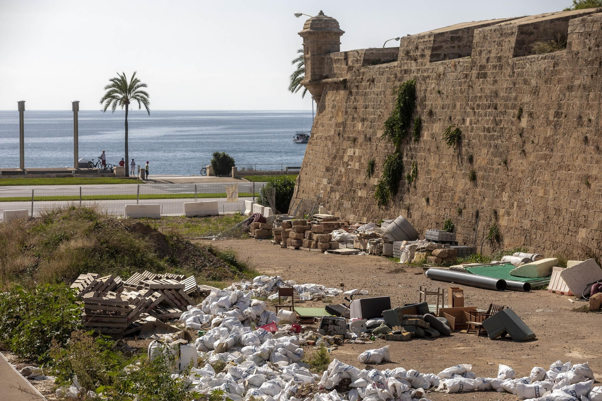 Un vertedero en el Baluard del Príncep: escombros, trastos y basura se adueñan de la antigua fortaleza de Palma