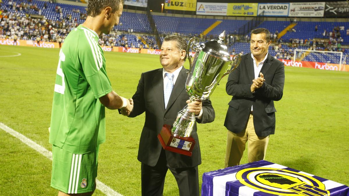 Dudek recibe el trofeo Ciudad de Alicante de las manos de Valentín Botella