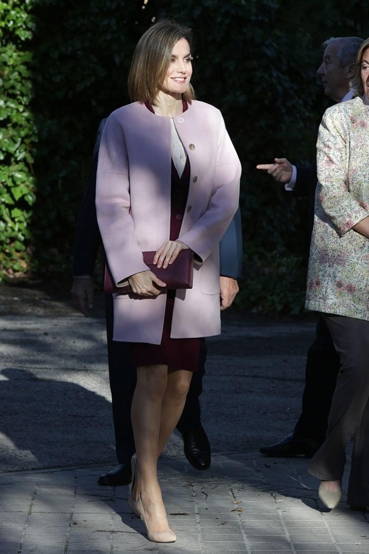 Letizia Ortiz con abrigo XXL rosa y traje burdeos