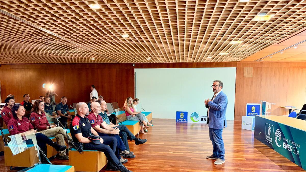 El consejero de Medio Ambiente, Energía y Clima del Cabildo de Gran Canaria, Raúl García Brink durante la formación a agentes de seguridad.