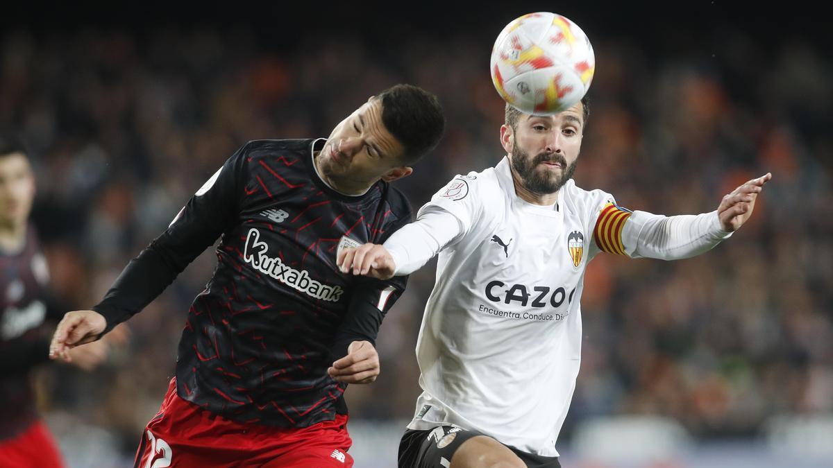 Gayà durante un lance del duelo contra el Athletic de Copa del Rey en Mestalla