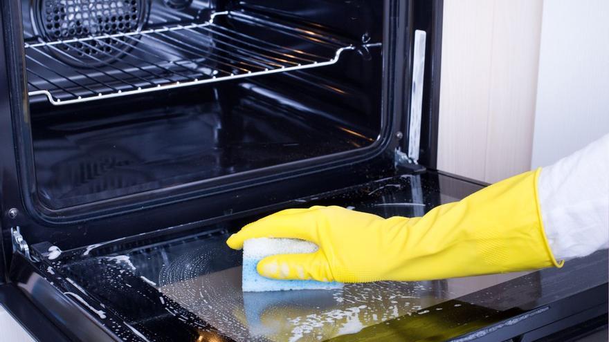 El truco para limpiar la puerta del horno sin desmontarla: limpieza sin complicaciones