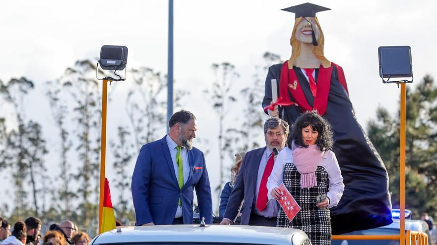 La cátedra de Begoña Gómez arde en el multitudinario desfile del Momo de Vilanova de Arousa