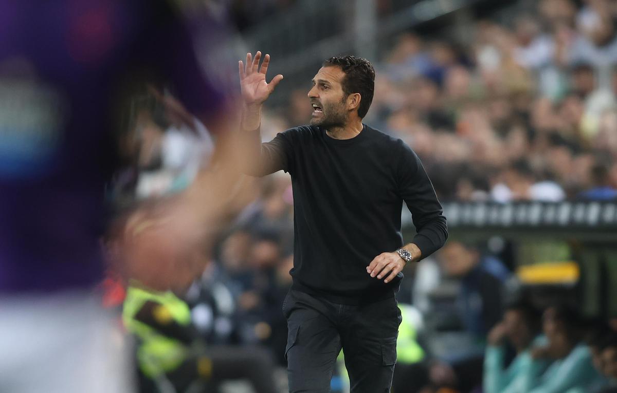 Rubén Baraja ordena a su equipo durante el Valencia - Valladolid