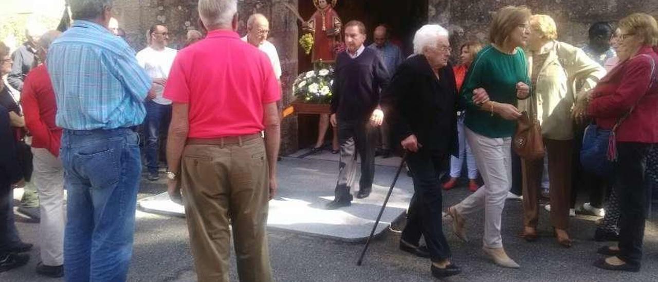 Salida de la iglesia de Arcos, una de las parroquias, en la fiesta local. // FDV