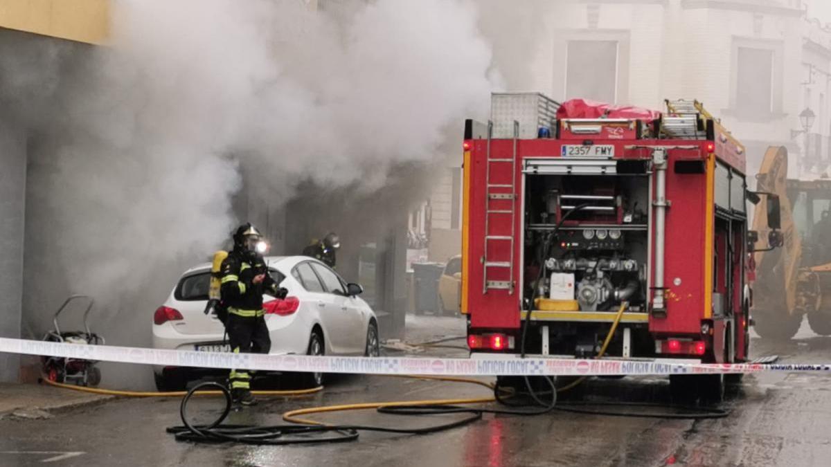 Un incendio en un almacén de ropa asusta a los vecinos en el Espolón