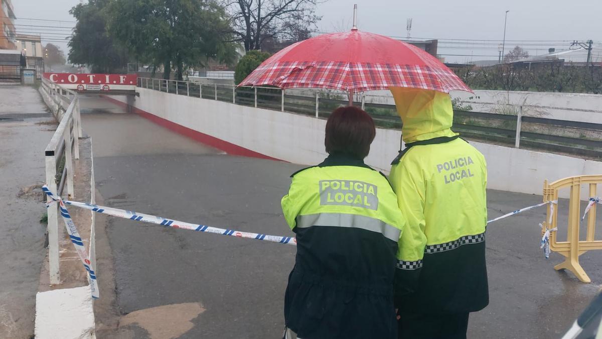 El paso situado bajo las vías del metro acumuló una gran cantidad de agua.