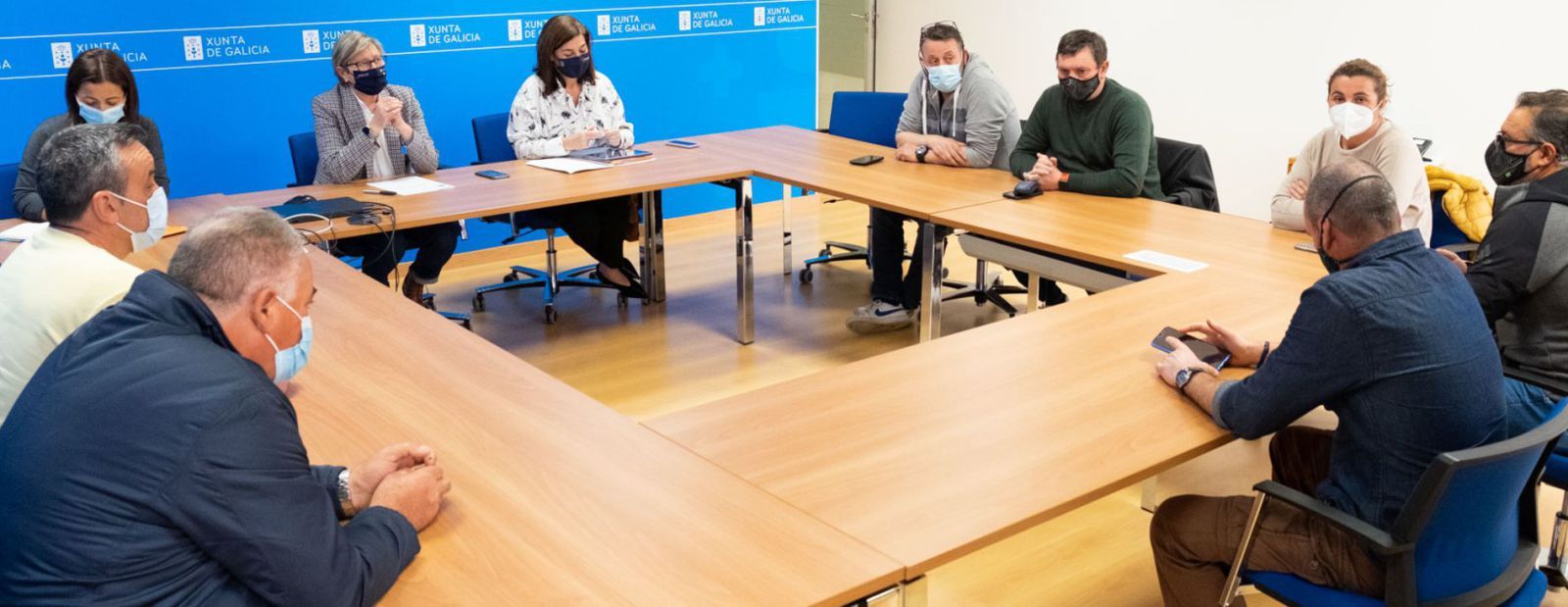 Reunión entre representantes de Mar, con la conselleira Rosa Quintana, al frente, y de las cofradías que gestionan el libre marisqueo, ayer.