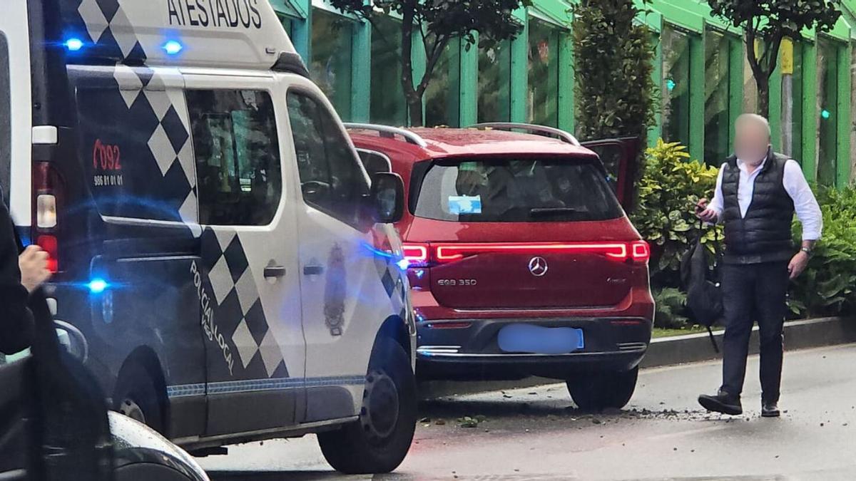 El coche, cruzado en Gran Vía, y empotrado contra la pantalla de las rampas mecánicas.