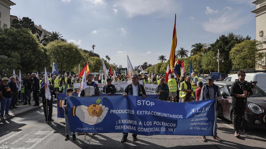 La plataforma 6F reclama en València con una decena de tractores soluciones para el campo