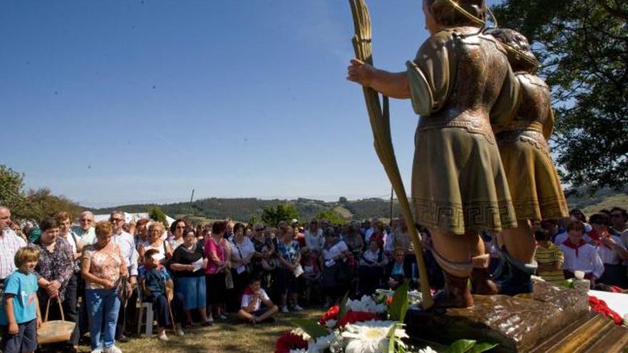 Los vecinos, durante la misa de campaña celebrada a mediodía de ayer.