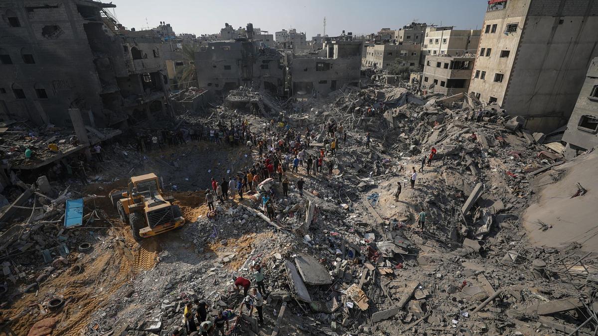 Labores de búsqueda de supervivientes tras bombardeo israelí en Gaza