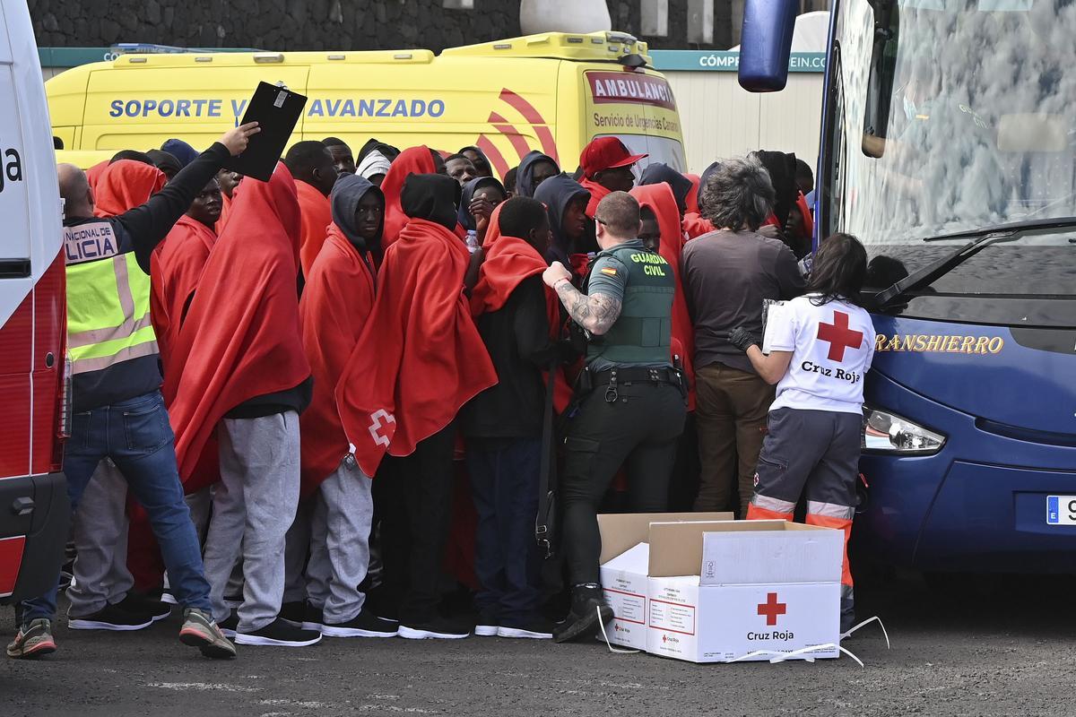 150 personas llegan a Gran Canaria y El Hierro, entre ellos varios menores