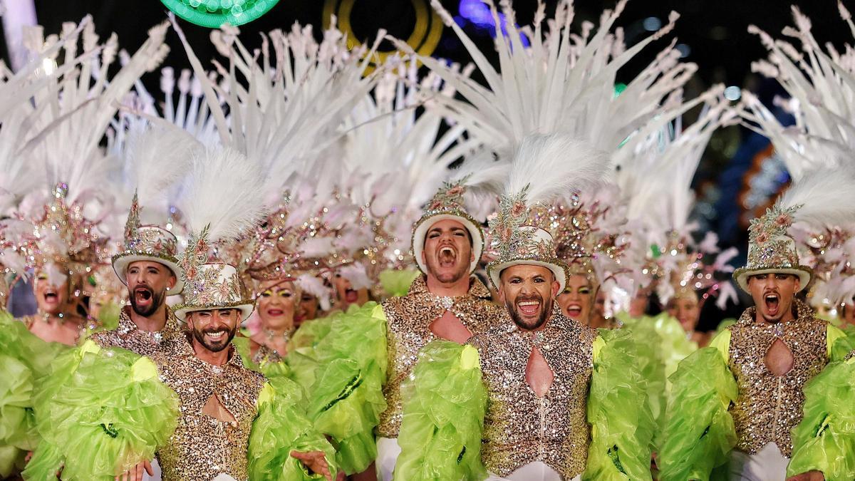 Miembros del cuerpo de baile de la comparsa Los Cariocas, en el Ritmo y Armonía del Carnaval 2025.