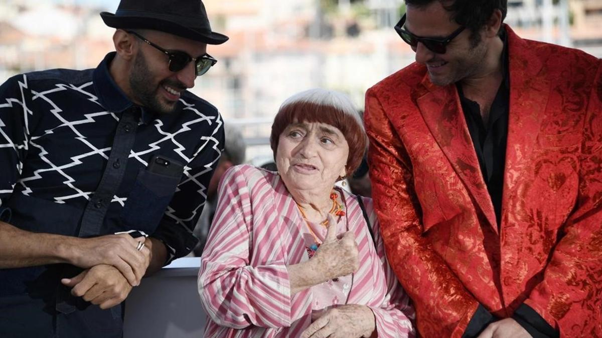 El fotógrafo JR, la directora Agnès Varda y el músico Matthieu Chedid (M), en la presentación de 'Visages villages' en Cannes.