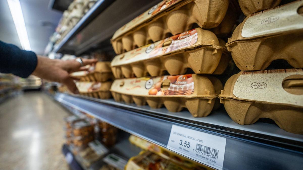 Cartones con huevos en los lineales de un supermercado de Barcelona, la semana pasada.