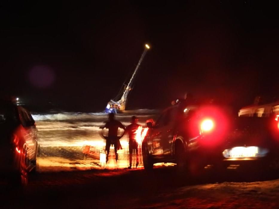 Un velero encalla en Playa del Inglés