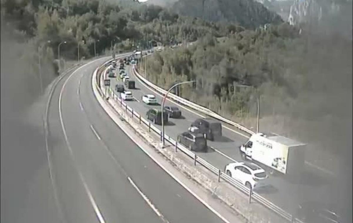 Atasco causado por el incendio de un coche en un túnel de la autopista. | DGT