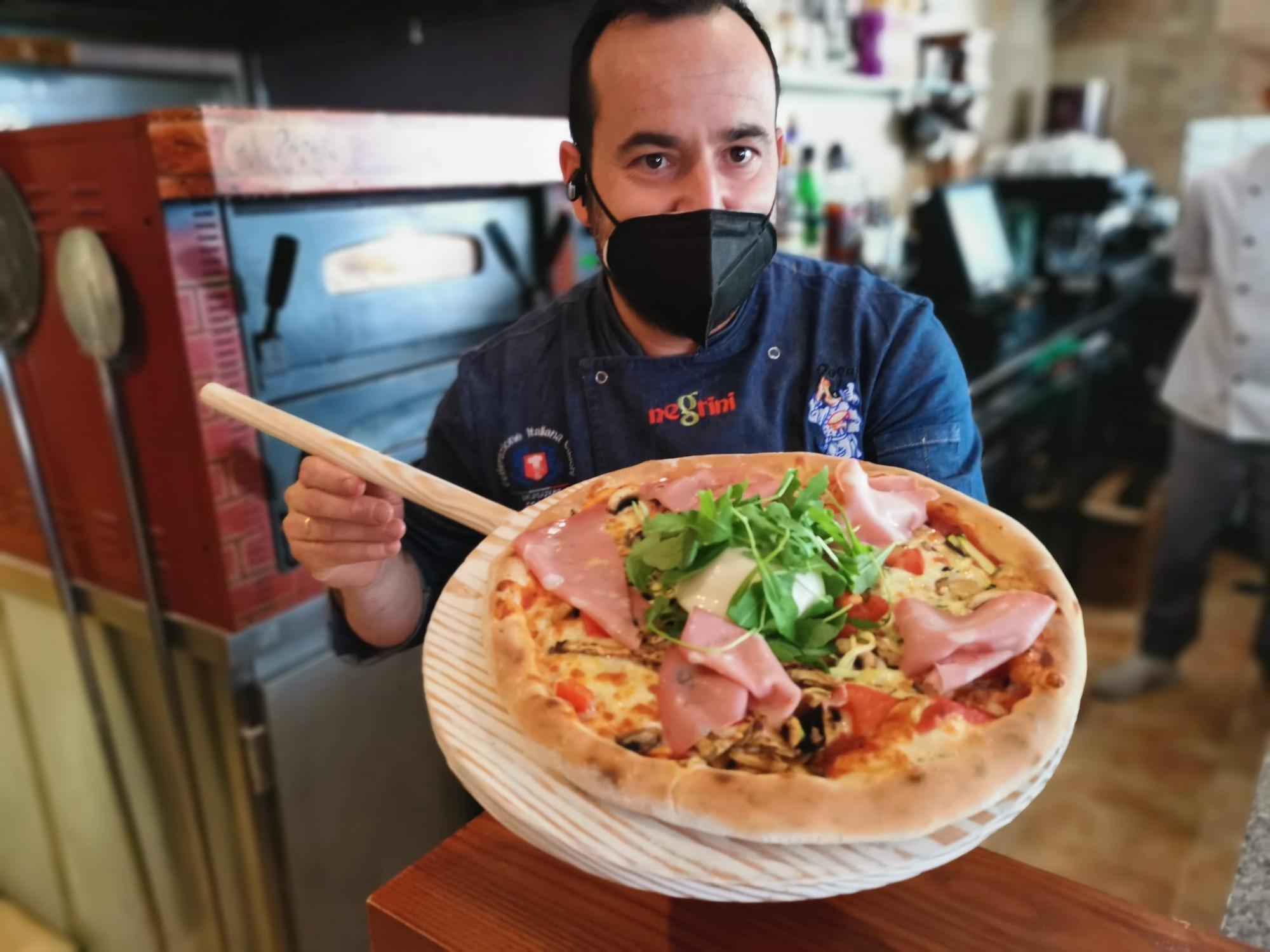 Manel Rial, preparando pizzas para llevar en el restaurante Il Popolo