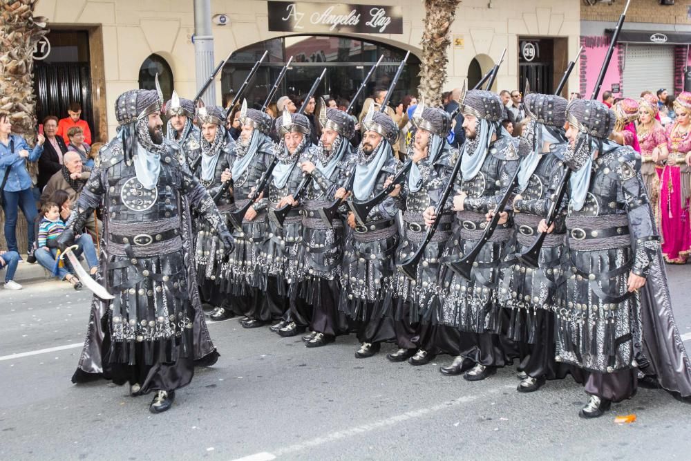 Las diez comparsas del bando de la media luna desplegaron sus armas en la Entrada que reunió a miles de espectadores en la calle Alicante y Ancha de Castelar.