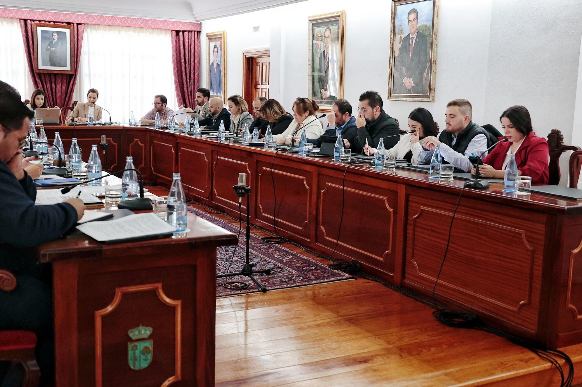 Pleno para destituir a Más por Arona e incorporar a Vox al gobierno municipal