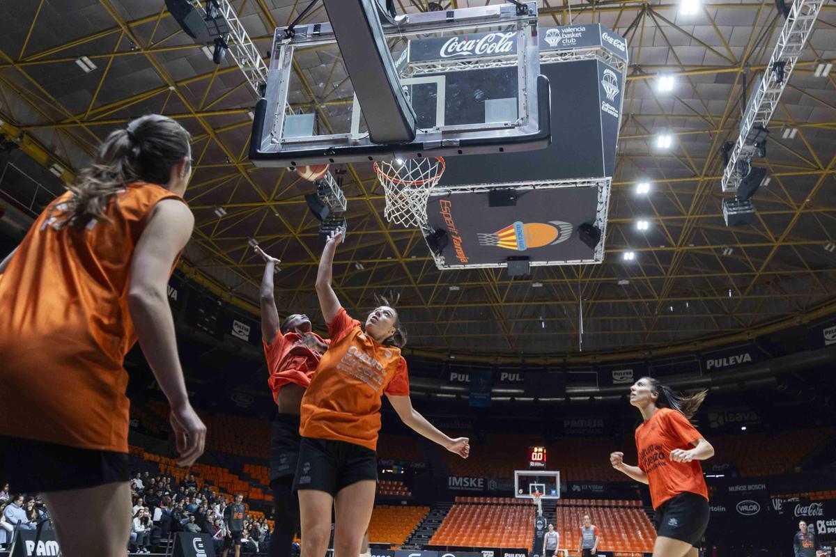 Entrenamiento abierto con la afición de Valencia Basket