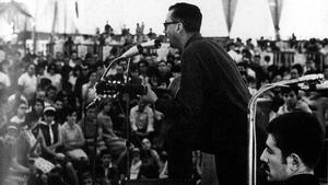 Josep Maria Espinàs, guitarra en mano, en un concierto de Els Setze Jutges, junto a Francesc Pi de la Serra.