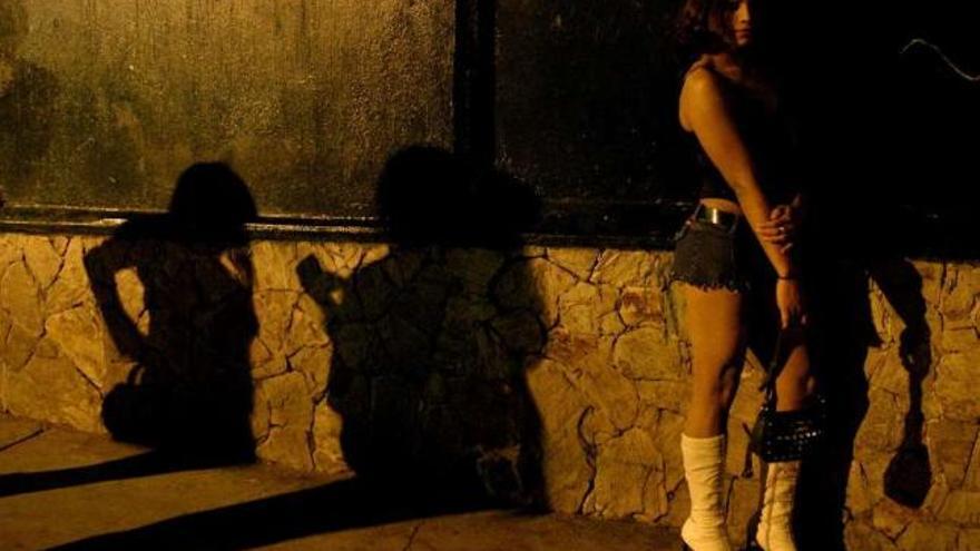 Una mujer ejerce la prostitución en la calle. / efe