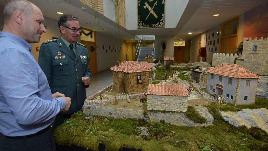 Antonio Varela junto al coronel jefe de la comandancia de Pontevedra, Jorge González Veiga, que el día 5 dejará su cargo. // Gustavo Santos