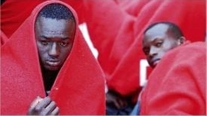 Dos dels immigrants rescatats ahir d&#039;una pastera a l&#039;Estret.