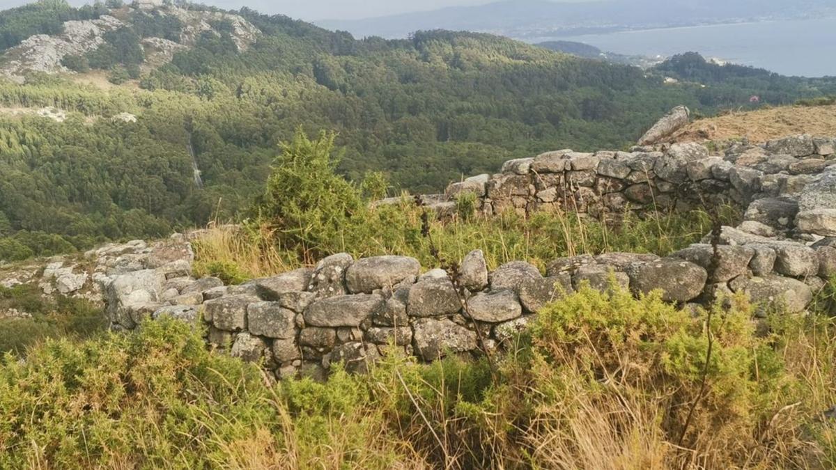 Las pasarelas de O Facho delatan el estado de abandono de la excavación