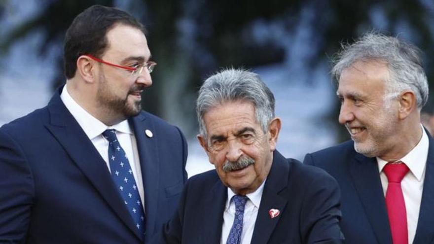 Corbata con la Cruz de la Victoria y mucho azul en los actos de la Fiesta Nacional