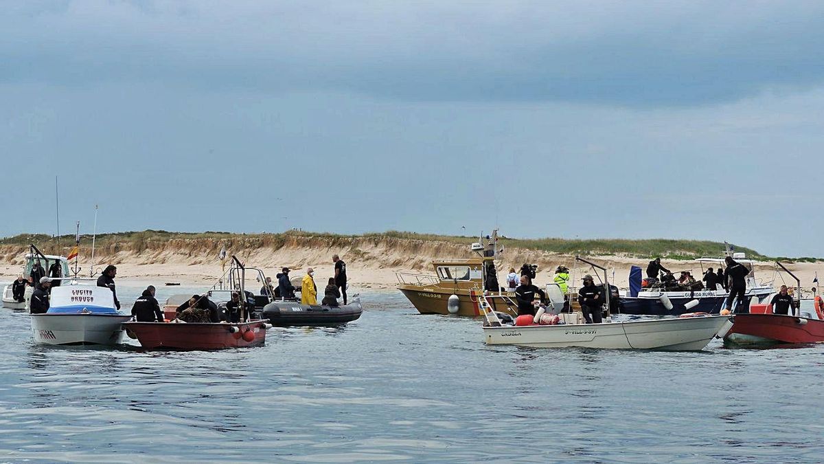 Los barcos que acudieron al lugar recogieron los desperdicios   | // FDV 