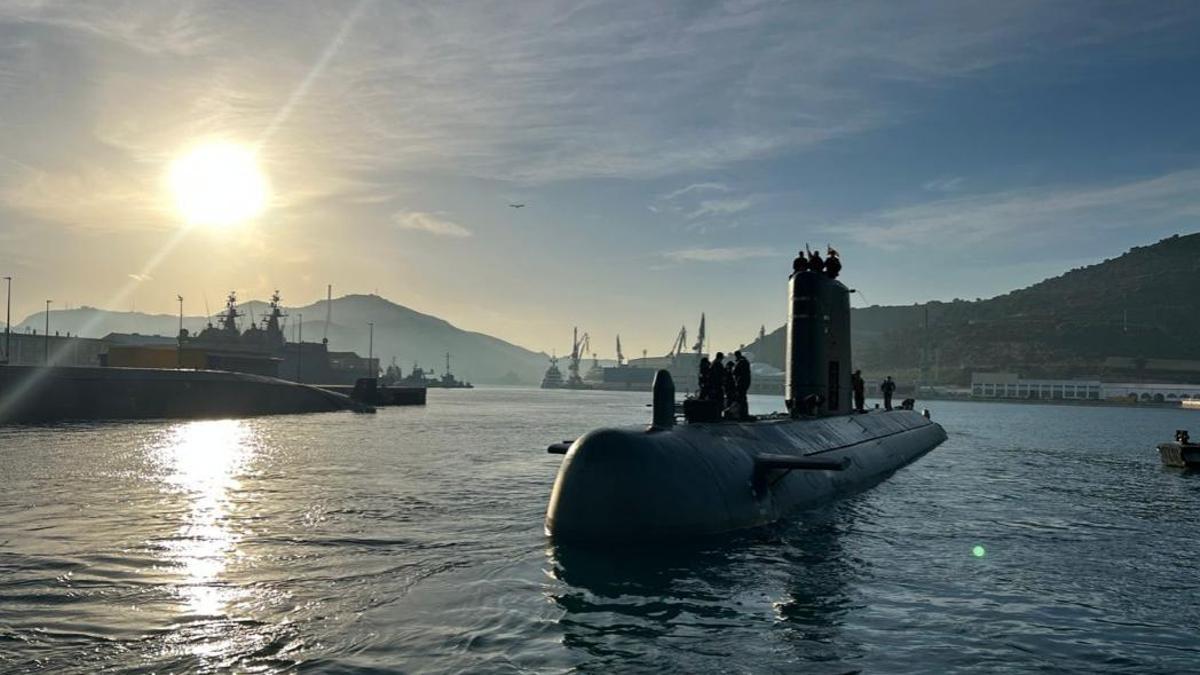 El submarino 'Galerna' saliendo de las aguas del Puerto de Cartagena