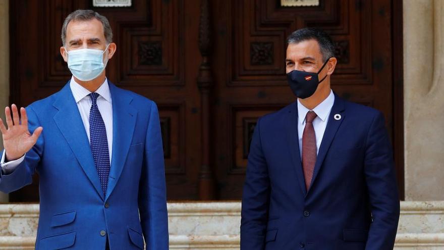 El Rey Felipe VI, junto al presidente del Gobierno, Pedro Sánchez.