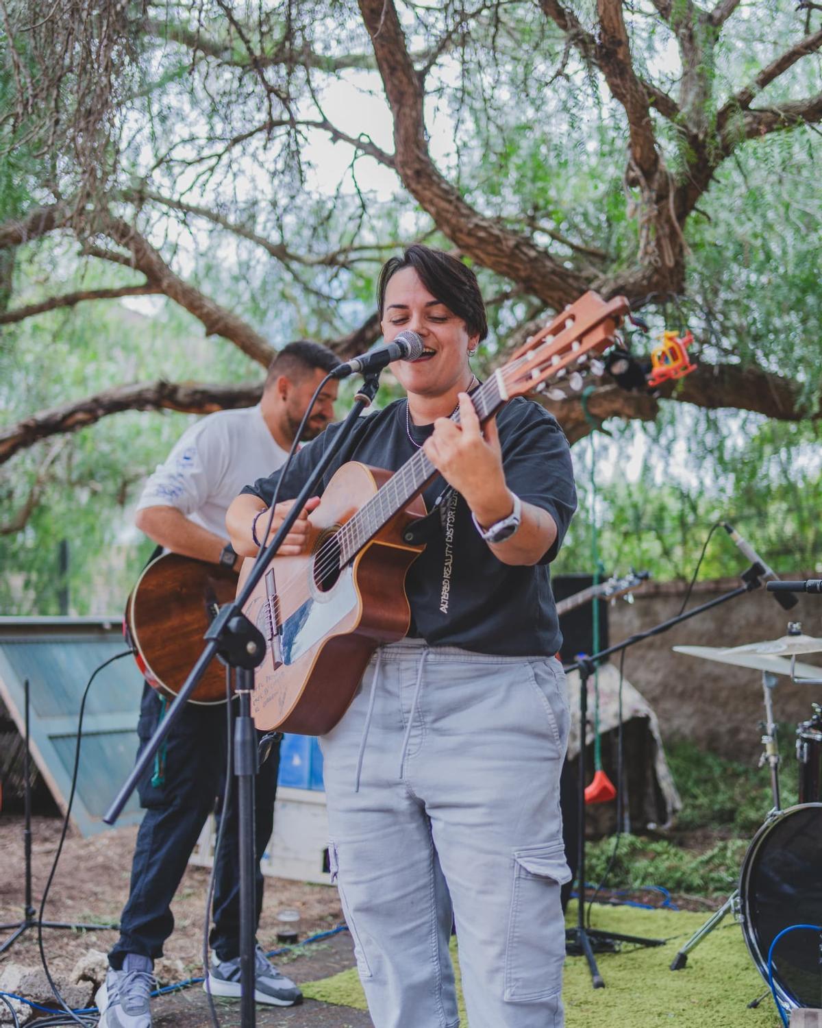 Étel Santos actuando