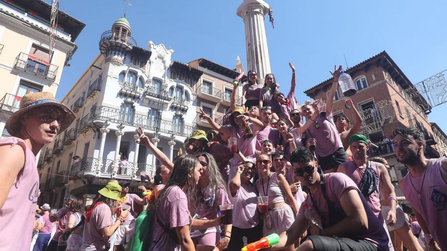 Miles de personas disfrutaron en la plaza del Torico, ya con la columna restaurada tras el accidente de hace dos semanas.