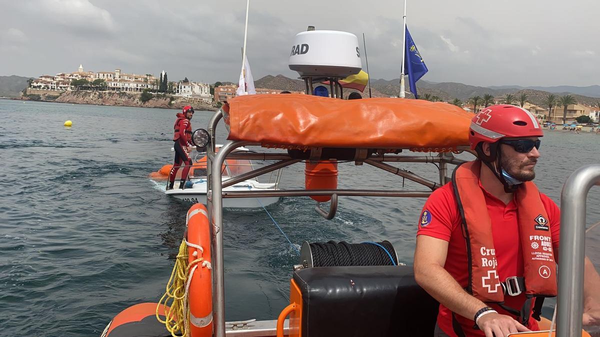 Cruz Roja remolca la embarcación semihundida a Calabardina.