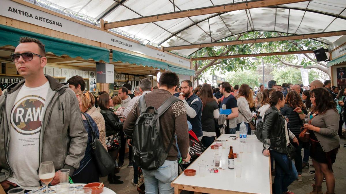 Miles de personas asisten durante todo este fin de semana a La Mostra.