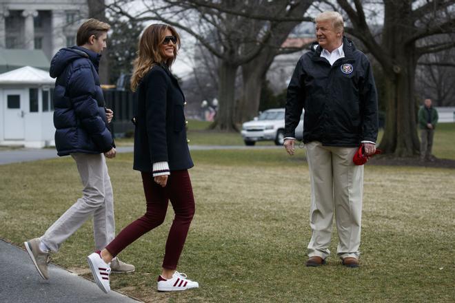 Melania Trump con un look sporty en tonos granates y azules