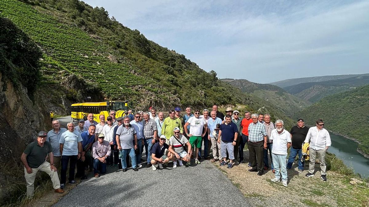 Miembros del colectivo vigues Orden dos Cabaleiros de Vigo, posando durante un encuentro en Ribeira Sacra