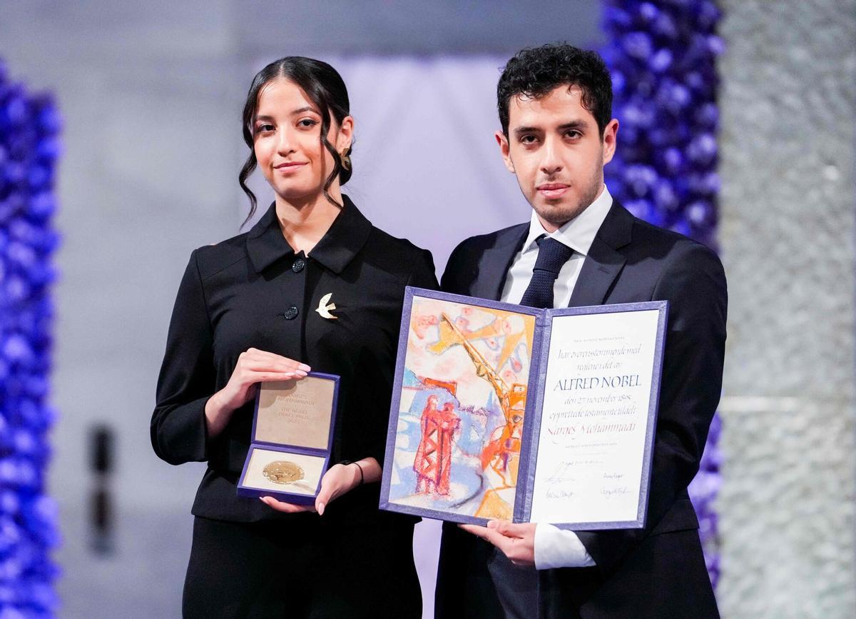 Los hijos de la Premio Nobel de la Paz, encarcelada en Irán: Kiana Rahmani y Ali Rahmani.
