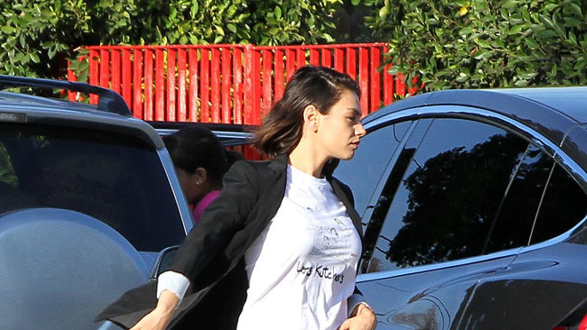 Look de Mila Kunis con camiseta personalizada con un dibujo de su familia